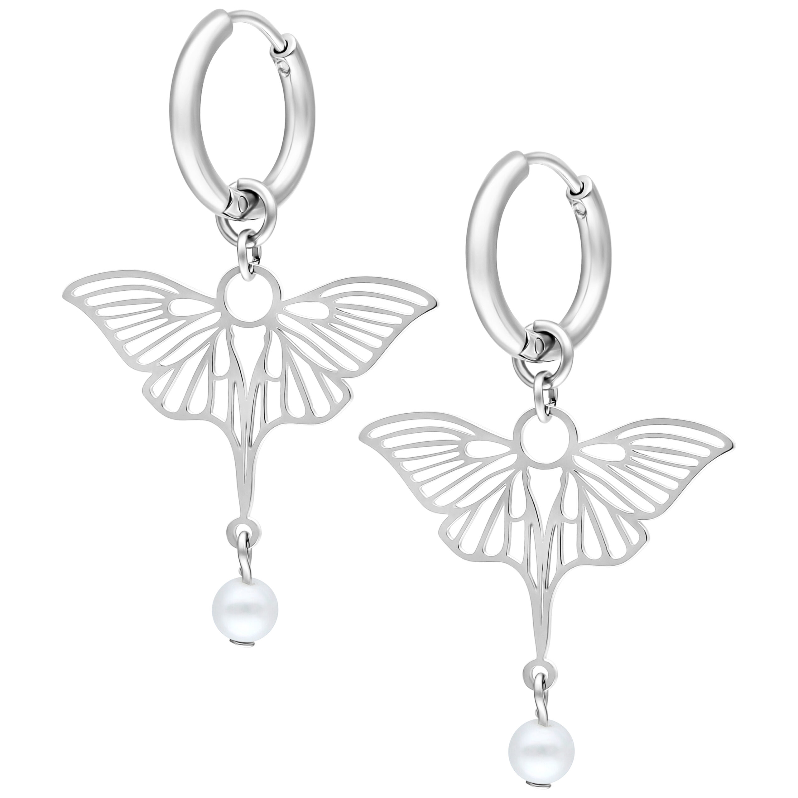 Due orecchini a libellula in argento con pendente di perla su sfondo bianco