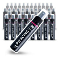 Scatola Spray per Piercing 40 x 60ml di Wildcat Diverse bottiglie spray nere con logo Wildcat e scritta Cura Piercing su sfondo bianco
