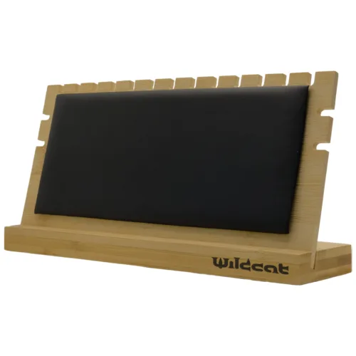 Espositore per gioielli in ecopelle nera e legno su sfondo neutro