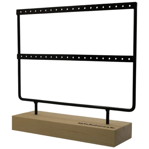 Espositore nero per orecchini su base in legno su sfondo bianco