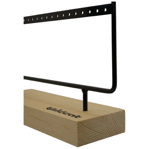 Cornice espositiva nera per orecchini su base in legno chiaro con logo Wildcat