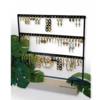 Display nero per orecchini a cerchio con gioielli Display nero Wildcat per orecchini con cerchi dorati su base di legno