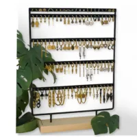 Display nero per Little Hoops con base in legno Display nero per orecchini con diversi Little Hoops dorati su base in legno