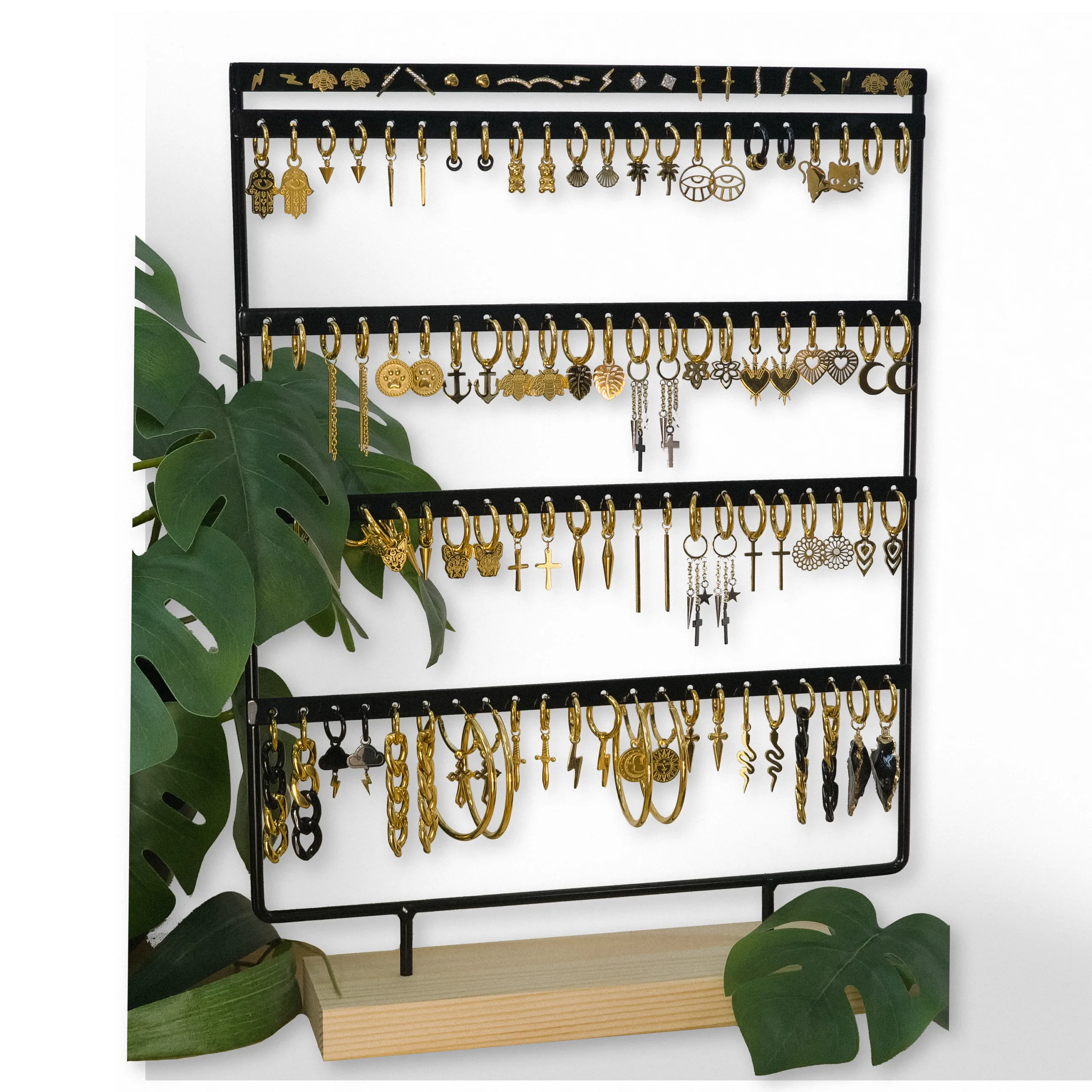 Display nero per Little Hoops con base in legno Display nero per orecchini con diversi Little Hoops dorati su base in legno