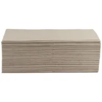 Asciugamano monostrato beige piegato su sfondo bianco