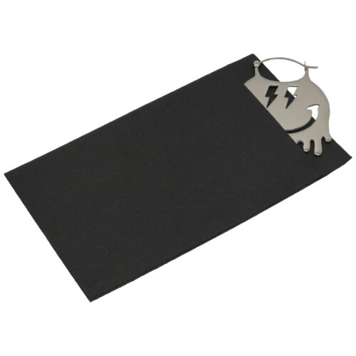 Borsa regalo nera con ciondolo gatto lucido su sfondo bianco