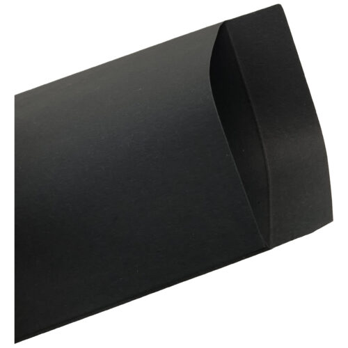 Borsa regalo nera in carta su sfondo bianco, leggermente aperta