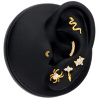 Inserto a forma di serpente dorato in titanio su un modello di orecchio nero