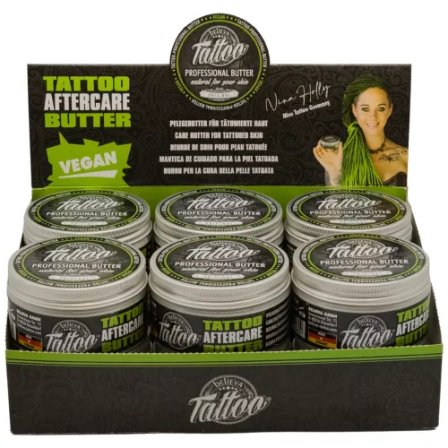 Barattoli di Believa Tattoo Butter in scatola espositiva verde su sfondo bianco
