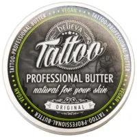 Barattolo rotondo di Believa Tattoo Butter con bordo verde su sfondo bianco