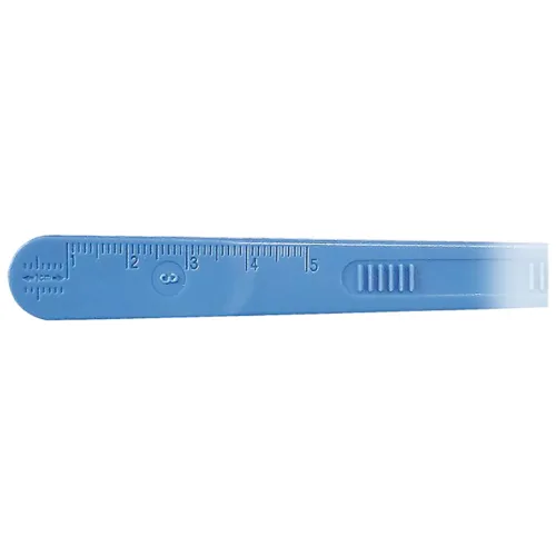 Bisturi monouso sterile blu Fig. 10 su sfondo bianco