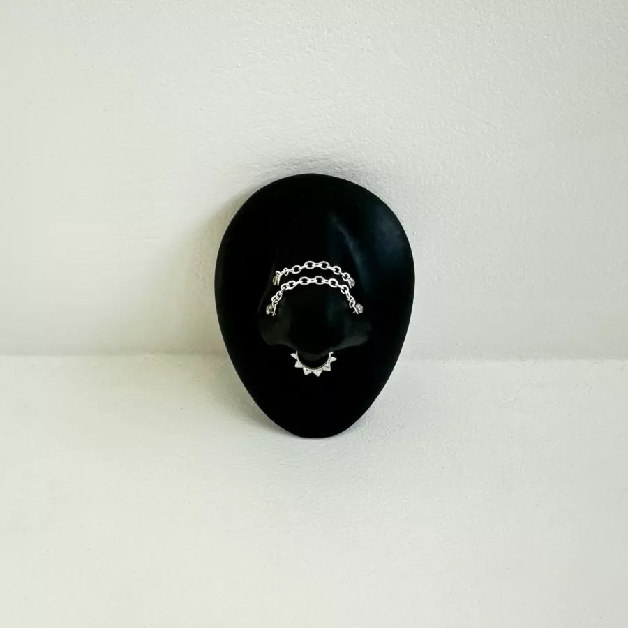 Catena piercing argento di Wildcat su display ovale nero