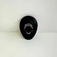 Catena piercing argento di Wildcat su display ovale nero