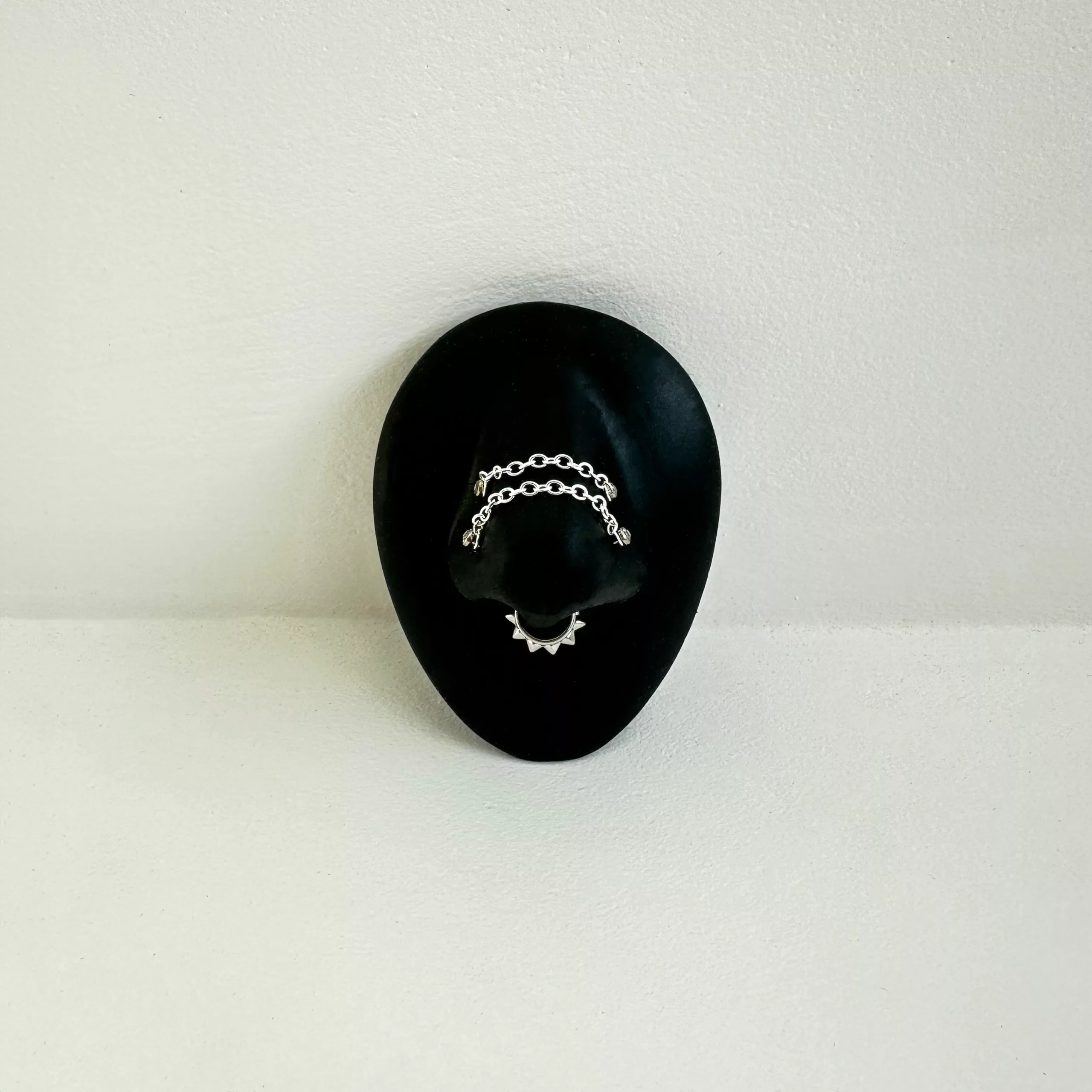 Catena piercing argento di Wildcat su display ovale nero