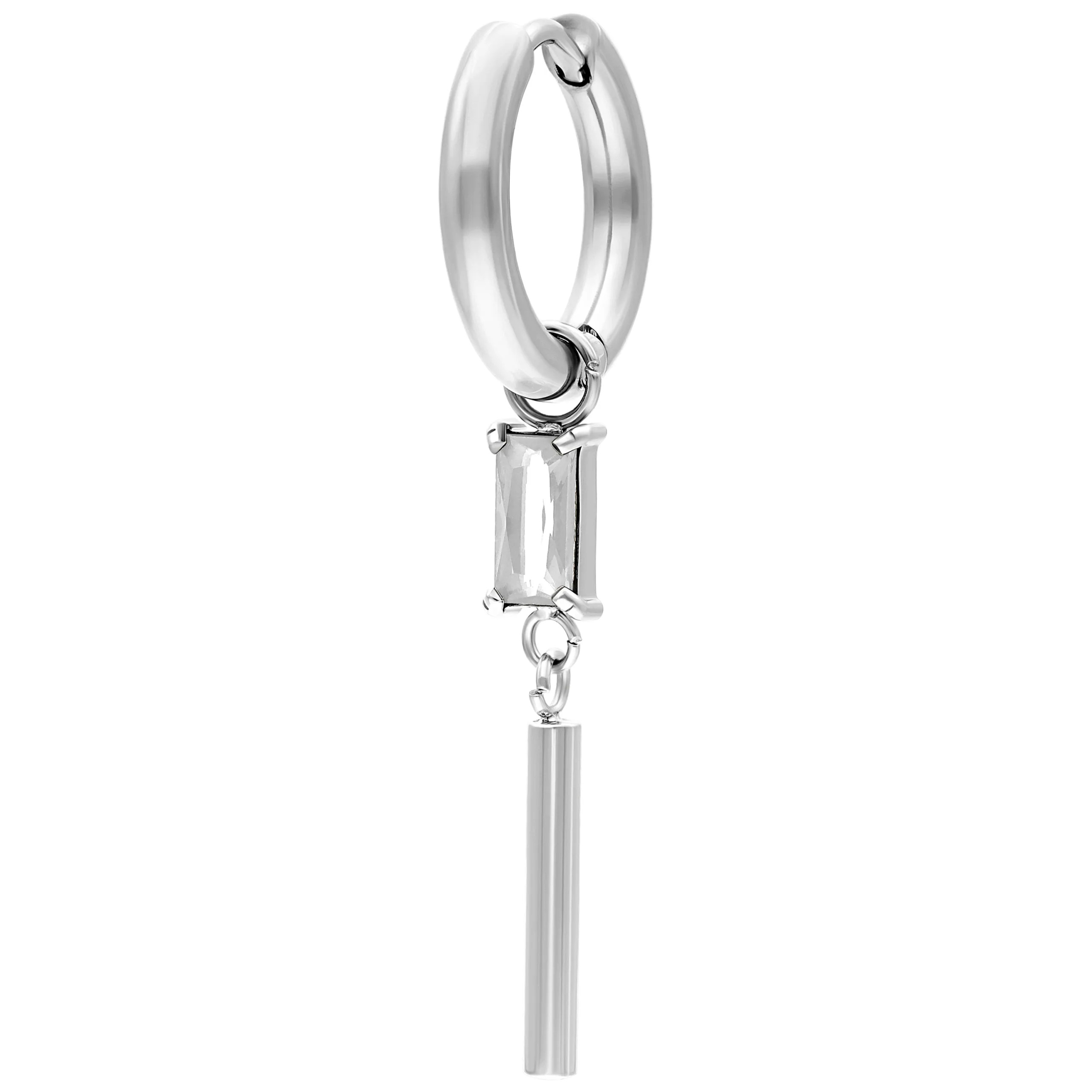 Orecchini a cerchio in argento con cristallo rettangolare cristallino e pendente su sfondo bianco