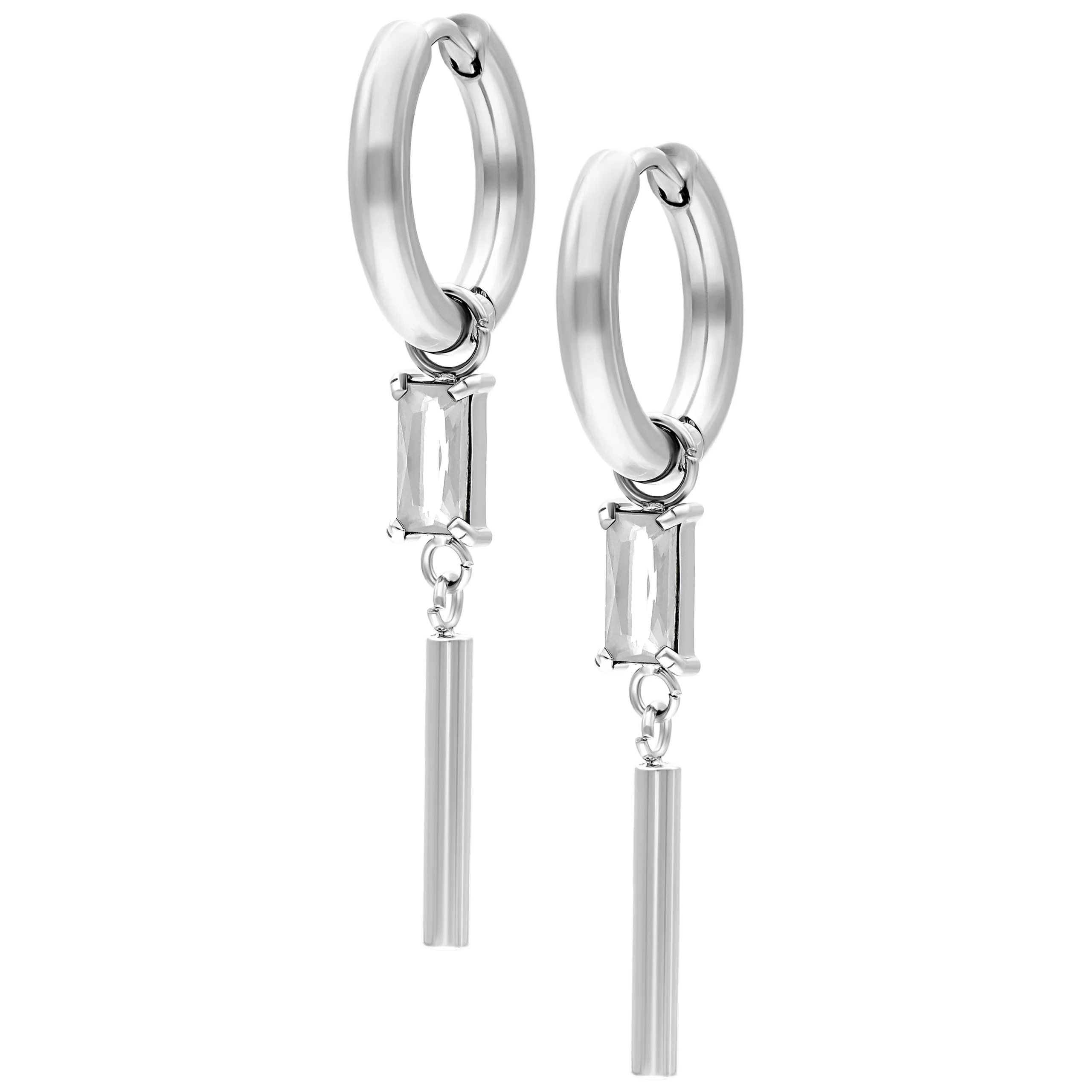 Orecchini argentati con pendente in cristallo chiaro su sfondo bianco