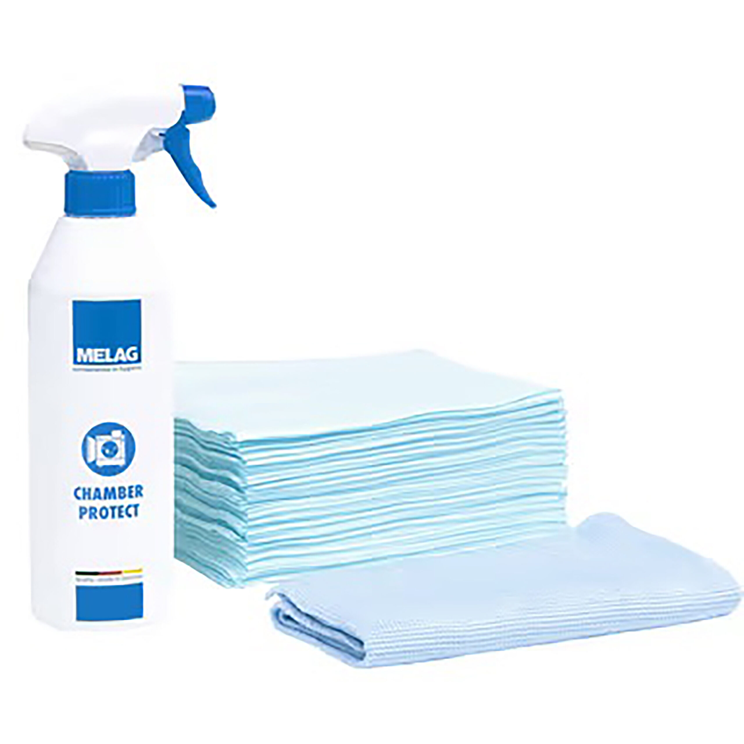 Flacone spray bianco con scritta blu e panni di pulizia blu su sfondo bianco