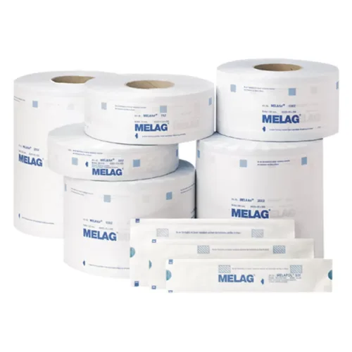 Diversi rotoli bianchi per sterilizzazione di Melag su sfondo chiaro