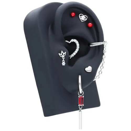 Catena piercing argento e gioielli su supporto nero per orecchio, pietre rosse