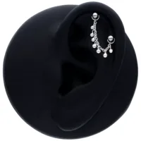 Catena piercing nera con piccole sfere, lunghezza 20mm, su un modello di orecchio