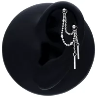 Collana piercing nera 20 mm in argento con pendente su sfondo nero