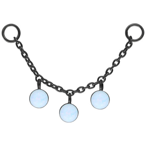 Collana nera con tre pendenti in opale sintetico su sfondo bianco