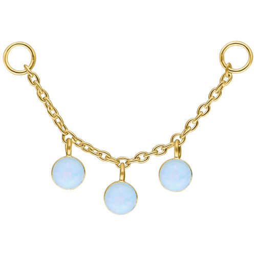 Catena dorata con tre opali sintetici rotondi su sfondo bianco
