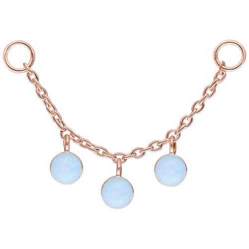 Catena in oro rosa con tre opali sintetici su sfondo bianco