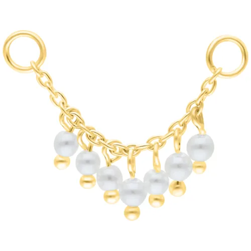 Catena piercing dorata con piccole perle bianche su sfondo bianco