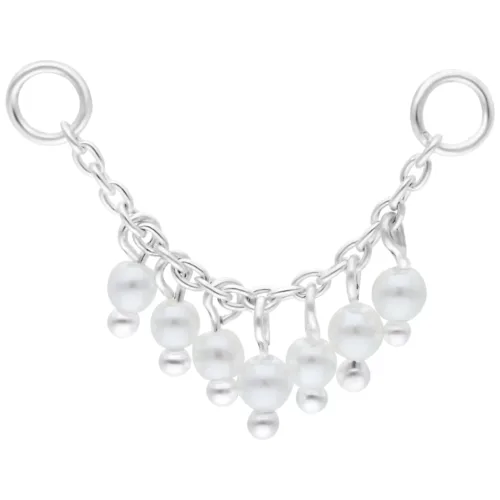 Catena piercing argento con piccole perle su sfondo bianco