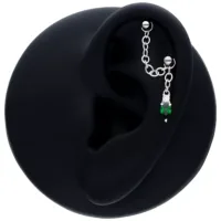 Collana Piercing Nera con Cristallo Verde Smeraldo su modello di orecchio nero