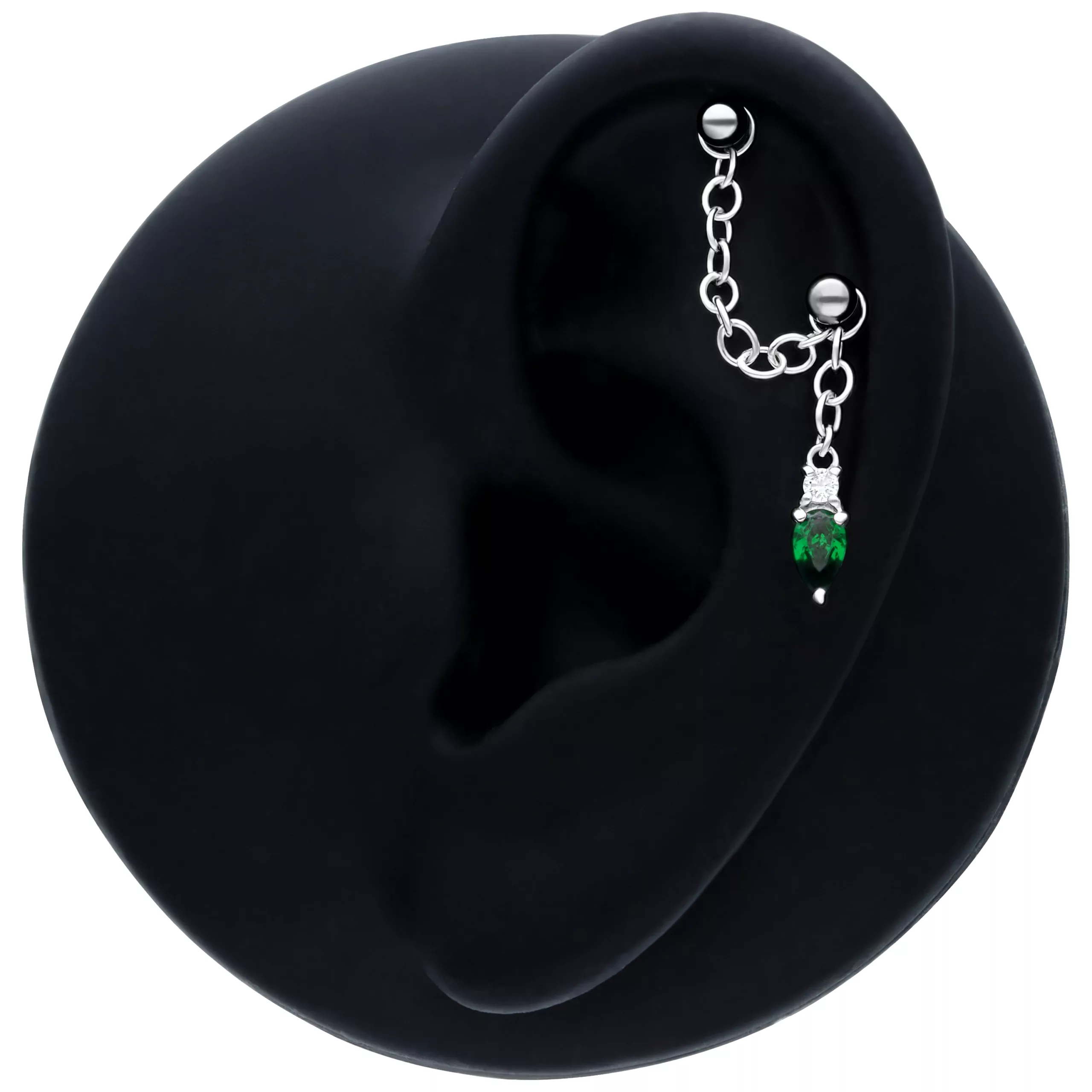 Collana Piercing Nera con Cristallo Verde Smeraldo su modello di orecchio nero