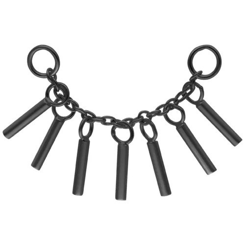 Catena piercing nera con sette ciondoli su sfondo bianco