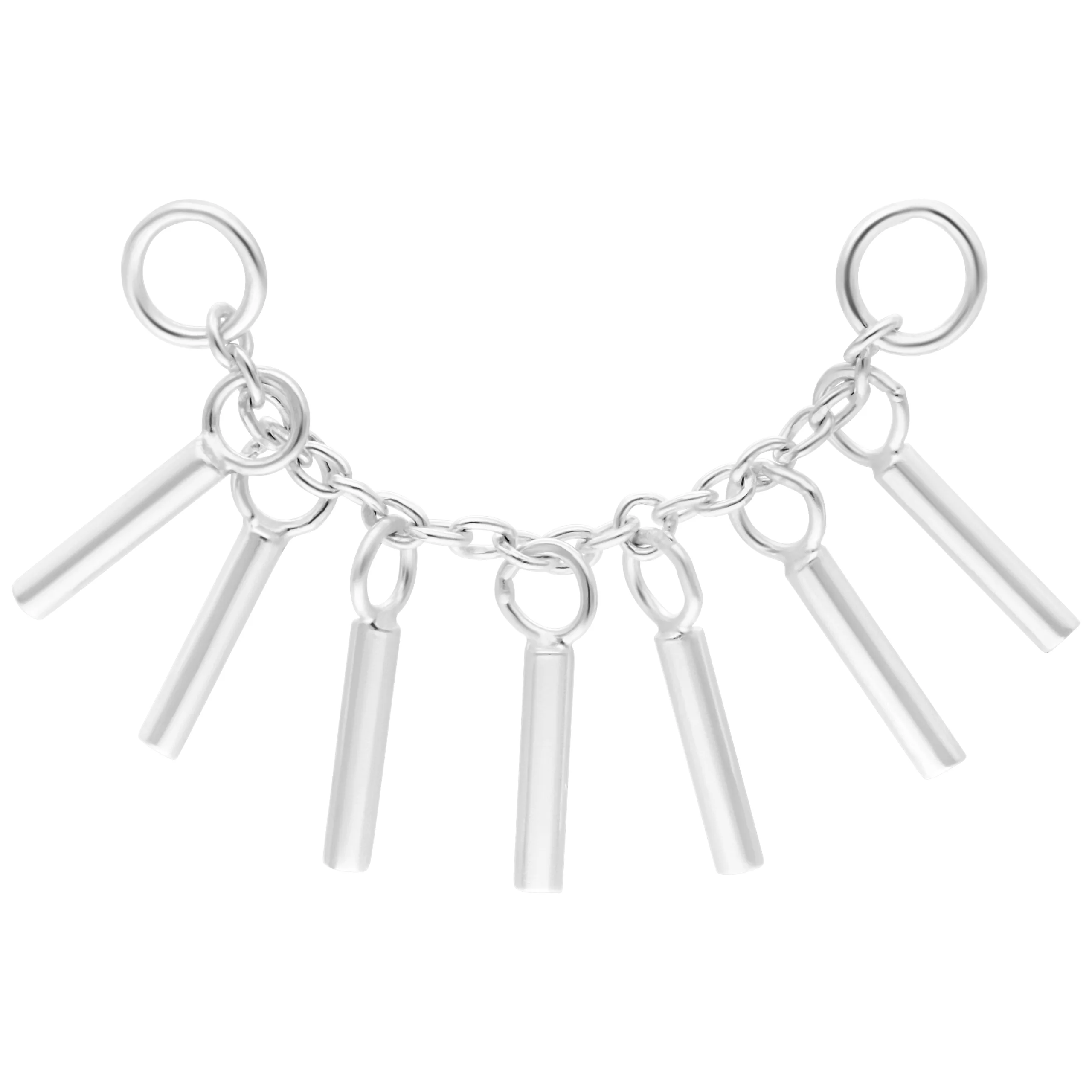 Catena piercing in argento con sette ciondoli pendenti su sfondo bianco