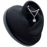 Catena piercing dorata con design Hibiscus, lunghezza 20mm, sfondo nero