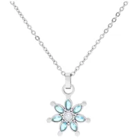 Collana d'argento con ciondolo a forma di fiore, pietre blu, sfondo bianco