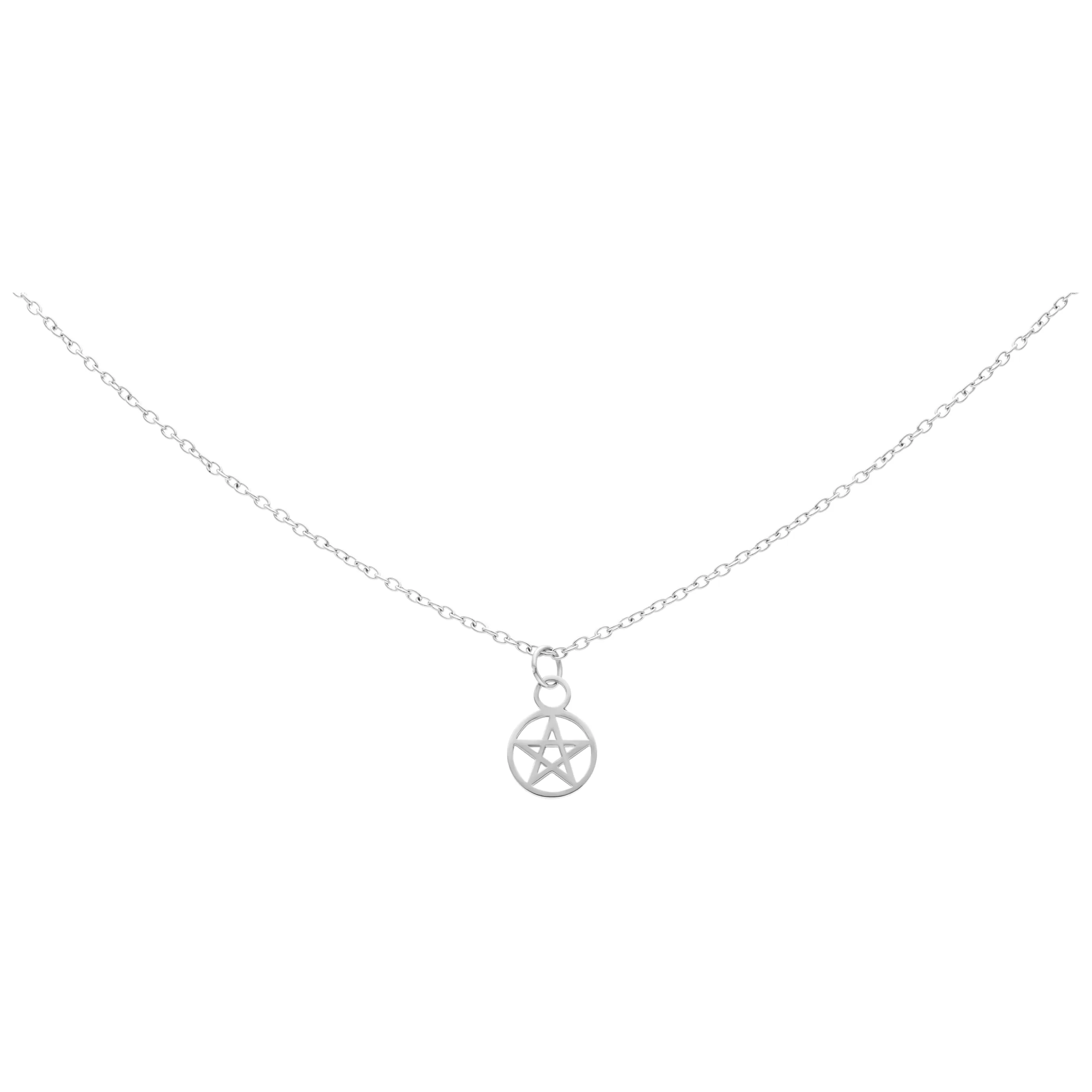 Collana in argento con ciondolo a pentagramma su sfondo bianco
