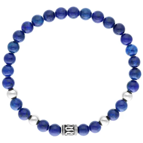 Bracciale rotondo di pietre blu e perline d'argento su sfondo bianco