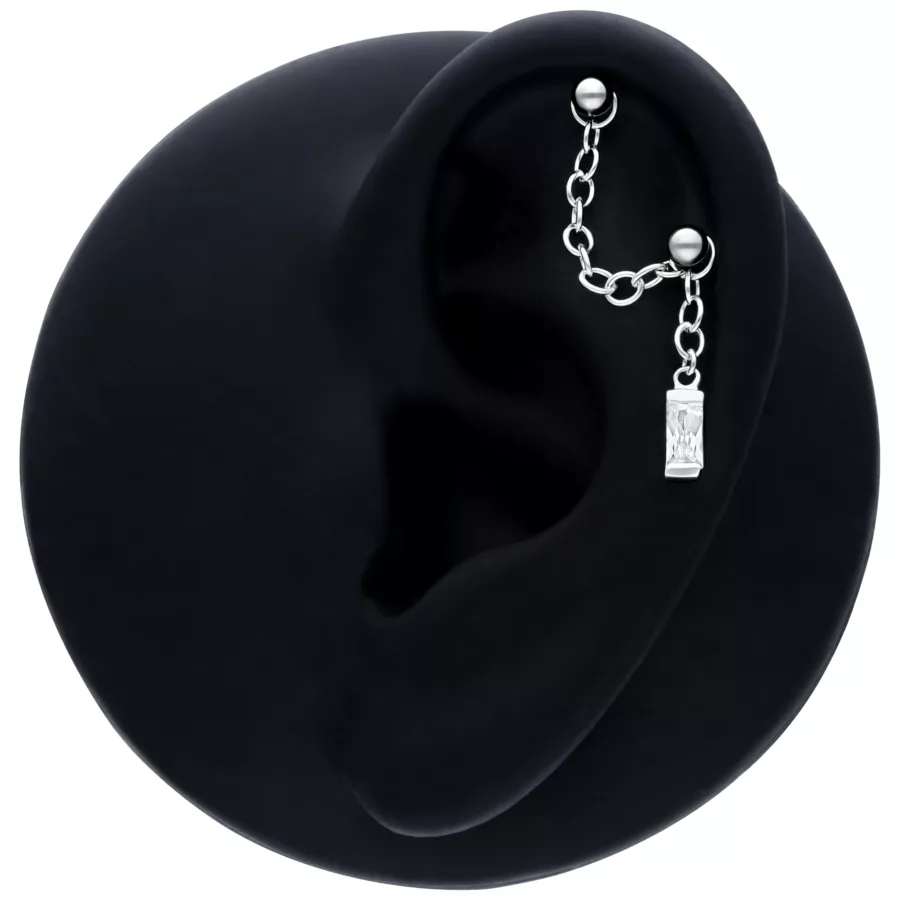 Catena piercing nera con cristallo pendente baguette su un modello di orecchio