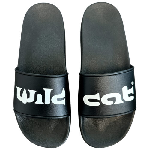 Ciabatte Wildcat nere in PVC con logo bianco su sfondo bianco