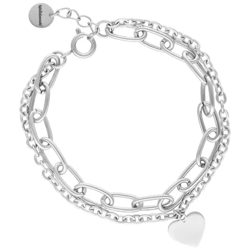 Bracciale cuore in metallo color argento con due catene e ciondolo a cuore su sfondo bianco