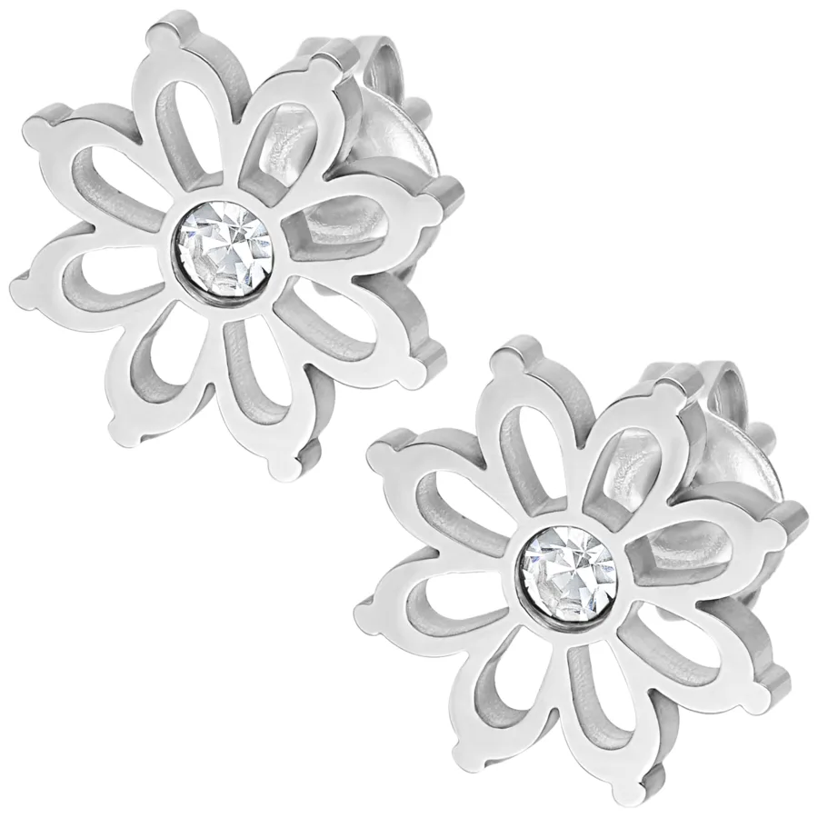 Due orecchini a fiore argento in acciaio chirurgico con cristallo chiaro su sfondo bianco