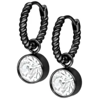 Orecchini neri intrecciati con cristalli chiari su sfondo bianco