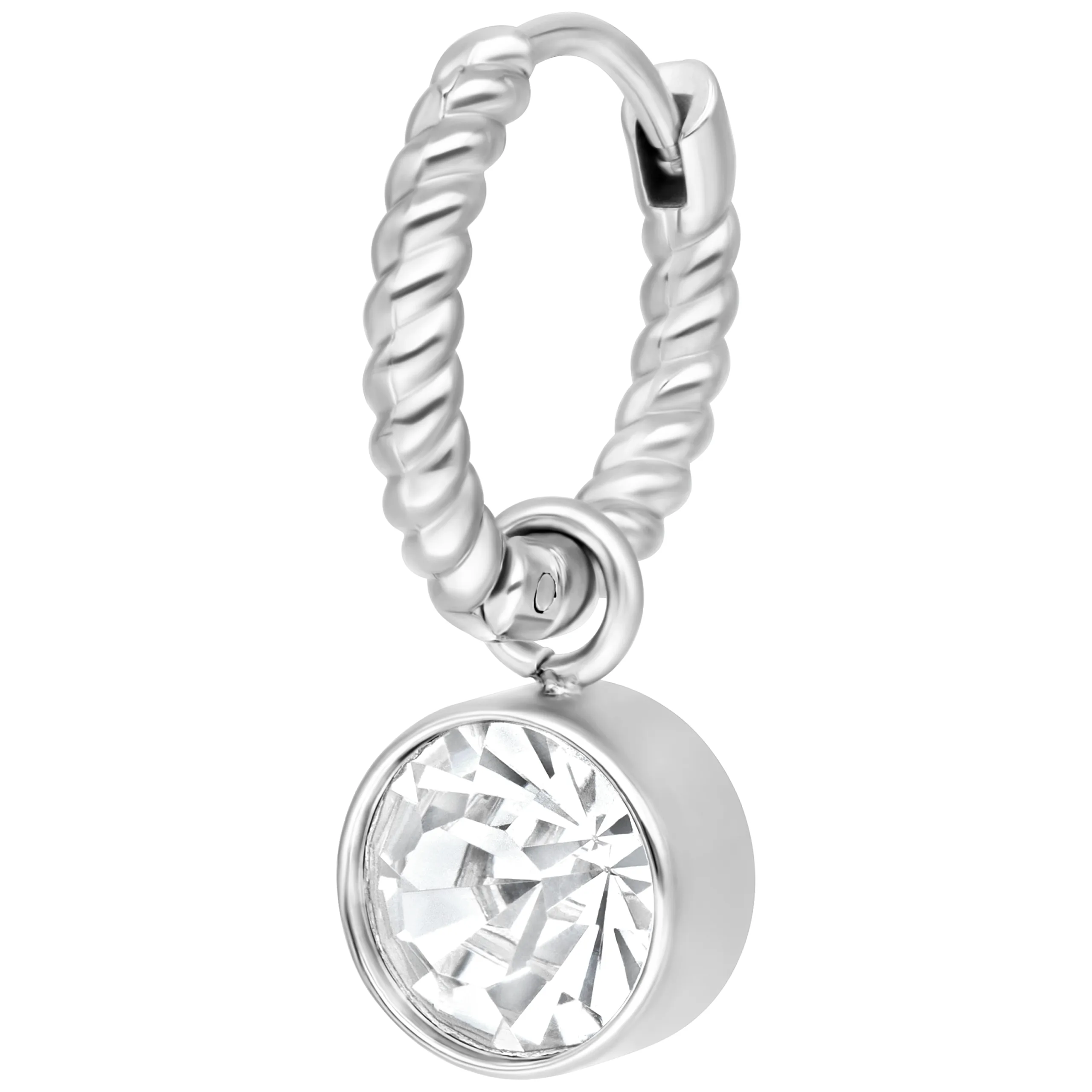 Orecchino color argento con design intrecciato e cristallo chiaro su sfondo bianco