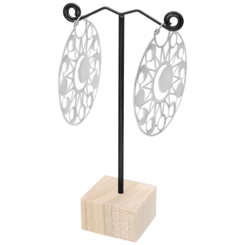 Espositore nero per orecchini con due grandi orecchini d'argento, base in legno