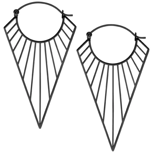 Orecchini Prisma Hoops neri in acciaio chirurgico su sfondo bianco