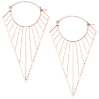 Orecchini Prisma Hoops in oro rosa con design geometrico su sfondo bianco