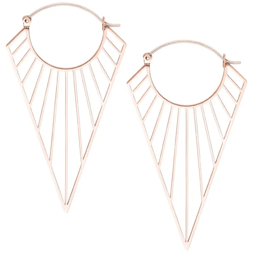 Orecchini Prisma Hoops in oro rosa con design geometrico su sfondo bianco