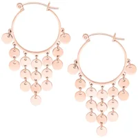 Coppia di orecchini in oro rosa con dischi pendenti su sfondo bianco