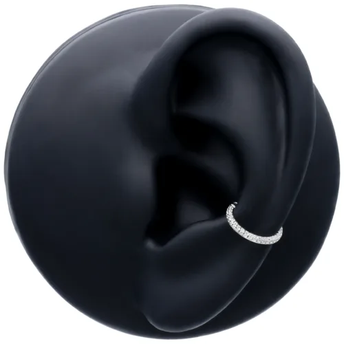 Clicker multistrato a 3 lati in argento su un modello di orecchio nero